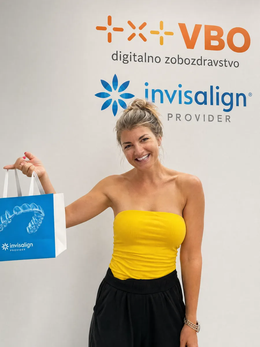 Zadovoljna stranka z vrečko Invisalign pred steno VBO