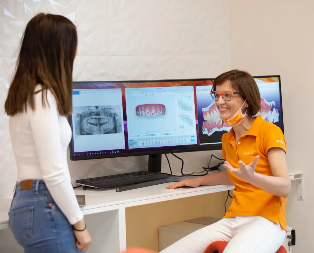 Dr. Vesna Kaloh s pacientko ob zaslonih z 3D skenom in RTG